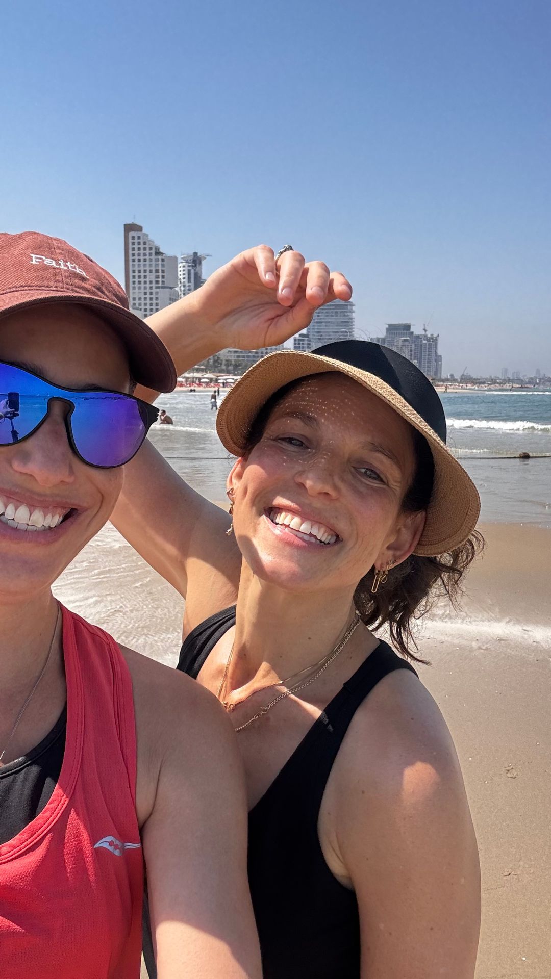 רונית כהן ומשתתפת במפגש מצולם על חוף הים